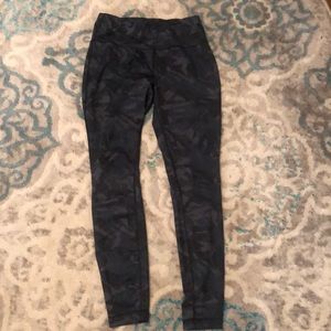 Dark camo gym leggings